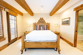 Expansive Four Bedroom Suite at The Chateaux 4 Condo by Redawning