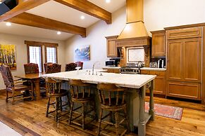 Expansive Four Bedroom Suite at The Chateaux 4 Condo by Redawning