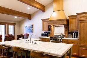 Expansive Four Bedroom Suite at The Chateaux 4 Condo by Redawning