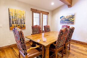 Expansive Four Bedroom Suite at The Chateaux 4 Condo by Redawning