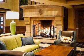 Expansive Four Bedroom Suite at The Chateaux 4 Condo by Redawning