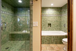 Expansive Four Bedroom Suite at The Chateaux 4 Condo by Redawning