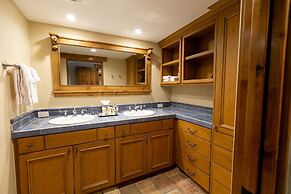 Expansive Four Bedroom Suite at The Chateaux 4 Condo by Redawning