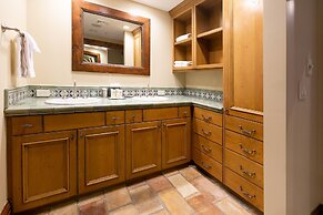 Expansive Four Bedroom Suite at The Chateaux 4 Condo by Redawning