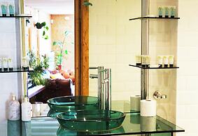 Zen Garden Cottage - Sleeps 2 - Patio & Parking