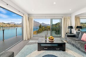 LAKEFRONT PENTHOUSE APARTMENT WITH 270-DEGREE VIEW