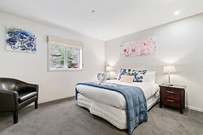 LAKEFRONT PENTHOUSE APARTMENT WITH 270-DEGREE VIEW