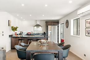 LAKEFRONT PENTHOUSE APARTMENT WITH 270-DEGREE VIEW