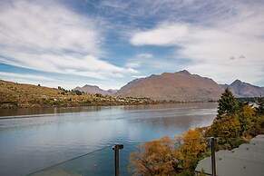 LAKEFRONT PENTHOUSE APARTMENT WITH 270-DEGREE VIEW