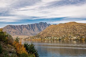LAKEFRONT PENTHOUSE APARTMENT WITH 270-DEGREE VIEW