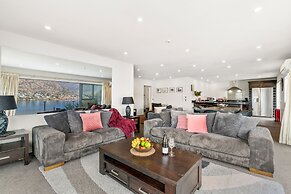 LAKEFRONT PENTHOUSE APARTMENT WITH 270-DEGREE VIEW