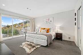 LAKEFRONT PENTHOUSE APARTMENT WITH 270-DEGREE VIEW