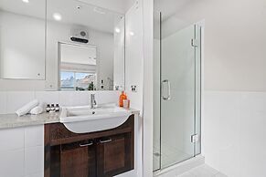 LAKEFRONT PENTHOUSE APARTMENT WITH 270-DEGREE VIEW