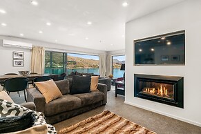 LAKEFRONT PENTHOUSE APARTMENT WITH 270-DEGREE VIEW