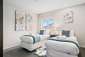 LAKEFRONT PENTHOUSE APARTMENT WITH 270-DEGREE VIEW