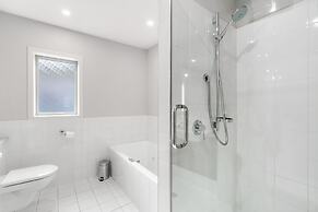 LAKEFRONT PENTHOUSE APARTMENT WITH 270-DEGREE VIEW