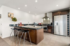 LAKEFRONT PENTHOUSE APARTMENT WITH 270-DEGREE VIEW