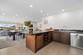 LAKEFRONT PENTHOUSE APARTMENT WITH 270-DEGREE VIEW