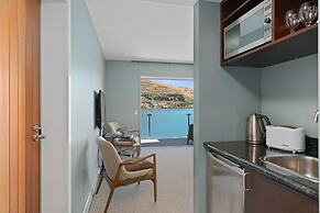 LAKE FRONT 3-BEDROOM APARTMENT WITH LAKE ACCESS