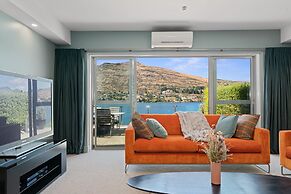 LAKE FRONT 3-BEDROOM APARTMENT WITH LAKE ACCESS