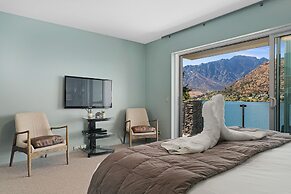 LAKE FRONT 3-BEDROOM APARTMENT WITH LAKE ACCESS