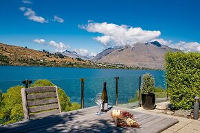 LAKE FRONT 3-BEDROOM APARTMENT WITH LAKE ACCESS