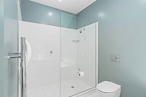 LAKE FRONT 3-BEDROOM APARTMENT WITH LAKE ACCESS