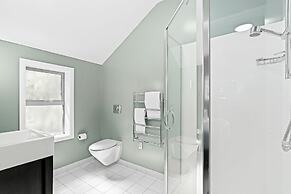 LAKE FRONT 3-BEDROOM APARTMENT WITH LAKE ACCESS