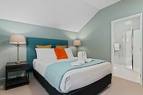 LAKE FRONT 3-BEDROOM APARTMENT WITH LAKE ACCESS