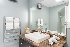 LAKE FRONT 3-BEDROOM APARTMENT WITH LAKE ACCESS