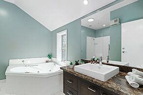 LAKE FRONT 3-BEDROOM APARTMENT WITH LAKE ACCESS