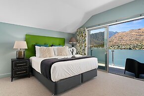 LAKE FRONT 3-BEDROOM APARTMENT WITH LAKE ACCESS