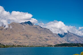 LAKE FRONT 3-BEDROOM APARTMENT WITH LAKE ACCESS