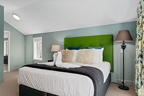 LAKE FRONT 3-BEDROOM APARTMENT WITH LAKE ACCESS