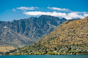 LAKE FRONT 3-BEDROOM APARTMENT WITH LAKE ACCESS