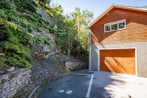 LAKE FRONT 3-BEDROOM APARTMENT WITH LAKE ACCESS