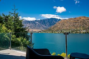 LAKE FRONT 3-BEDROOM APARTMENT WITH LAKE ACCESS