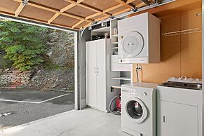 LAKE FRONT 3-BEDROOM APARTMENT WITH LAKE ACCESS