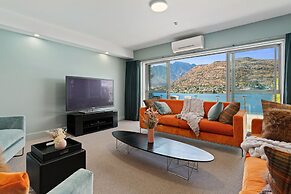 LAKE FRONT 3-BEDROOM APARTMENT WITH LAKE ACCESS