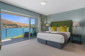 LAKE FRONT 3-BEDROOM APARTMENT WITH LAKE ACCESS