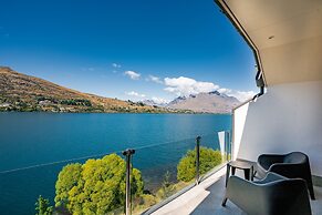 LAKE FRONT 3-BEDROOM APARTMENT WITH LAKE ACCESS