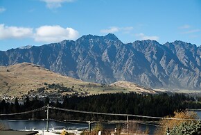 LOMOND RETREAT - NEAR CBD EXECUTIVE APARTMENT