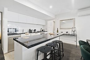 CENTRAL LOCATION - CONTEMPORARY 2 BEDROOM APTM
