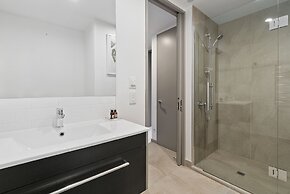 CENTRAL LOCATION - CONTEMPORARY 2 BEDROOM APTM