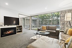 CENTRAL LOCATION - CONTEMPORARY 2 BEDROOM APTM