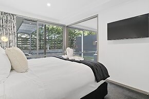 CENTRAL LOCATION - CONTEMPORARY 2 BEDROOM APTM