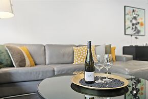 CENTRAL LOCATION - CONTEMPORARY 2 BEDROOM APTM