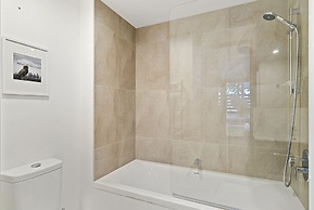 CENTRAL LOCATION - CONTEMPORARY 2 BEDROOM APTM