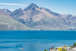 TOWN CENTRE LOCATION WITH STUNNING VIEW - UNIT 1