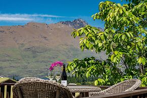 TOWN CENTRE LOCATION WITH STUNNING VIEW - UNIT 1